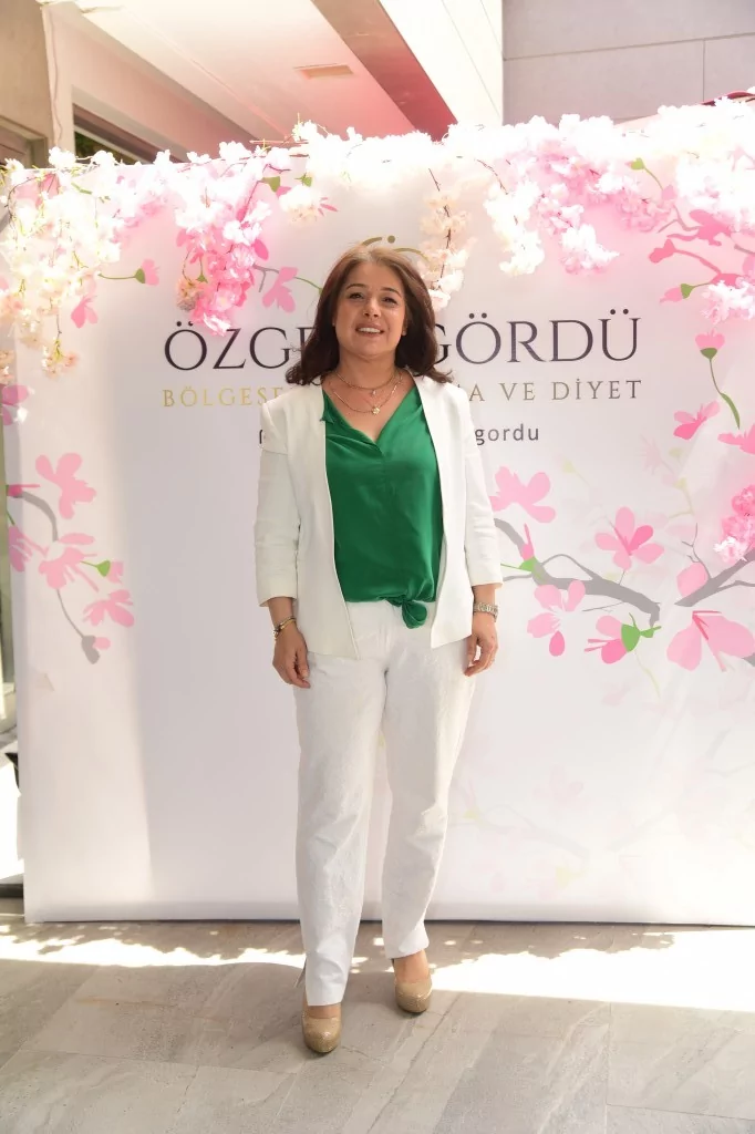 Özge İzgördü'den renkli açılış