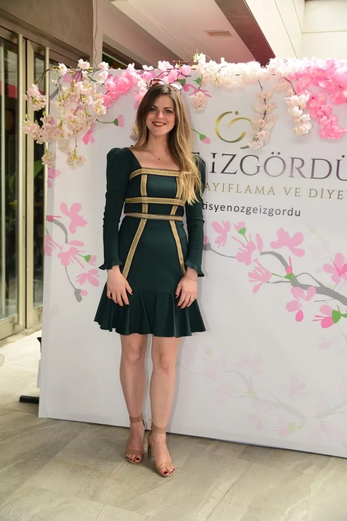 Özge İzgördü'den renkli açılış