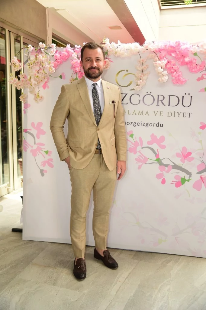 Özge İzgördü'den renkli açılış