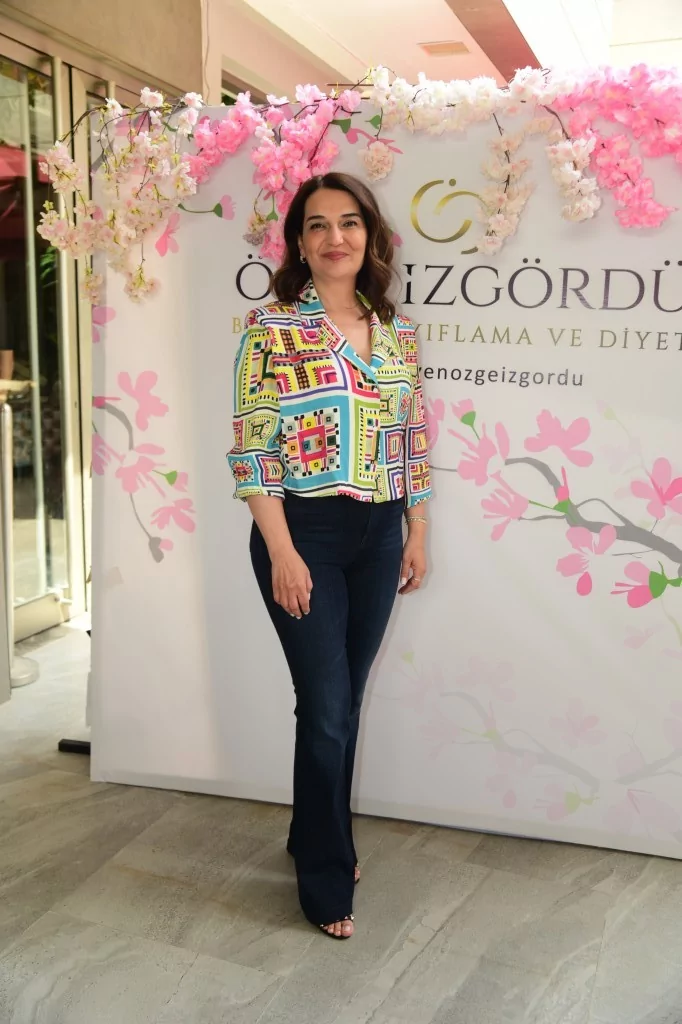 Özge İzgördü'den renkli açılış