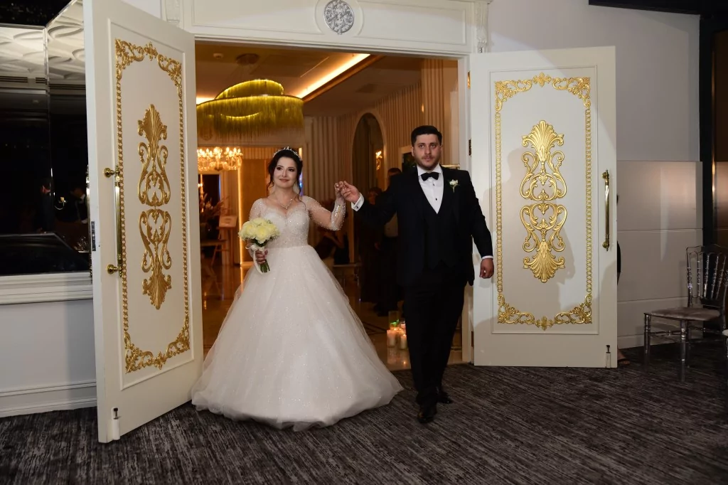 Mutluluğa yelken açtılar  Büşra Altay ile Yağız Orkun Okumuş, Deluxe Bursa'da düzenlenen renkli düğünle dünya evine girdi.