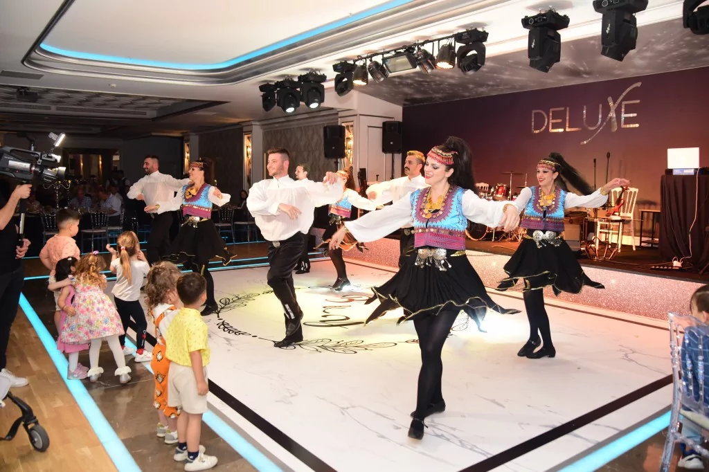 Mutluluğa yelken açtılar  Büşra Altay ile Yağız Orkun Okumuş, Deluxe Bursa'da düzenlenen renkli düğünle dünya evine girdi.