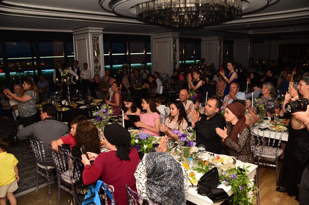 Mutluluğa yelken açtılar  Büşra Altay ile Yağız Orkun Okumuş, Deluxe Bursa'da düzenlenen renkli düğünle dünya evine girdi.