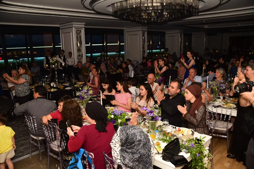 Mutluluğa yelken açtılar  Büşra Altay ile Yağız Orkun Okumuş, Deluxe Bursa'da düzenlenen renkli düğünle dünya evine girdi.