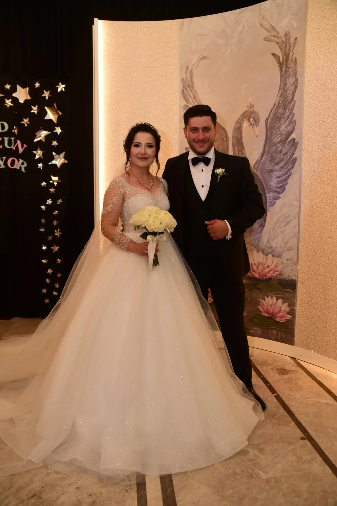 Mutluluğa yelken açtılar  Büşra Altay ile Yağız Orkun Okumuş, Deluxe Bursa'da düzenlenen renkli düğünle dünya evine girdi.