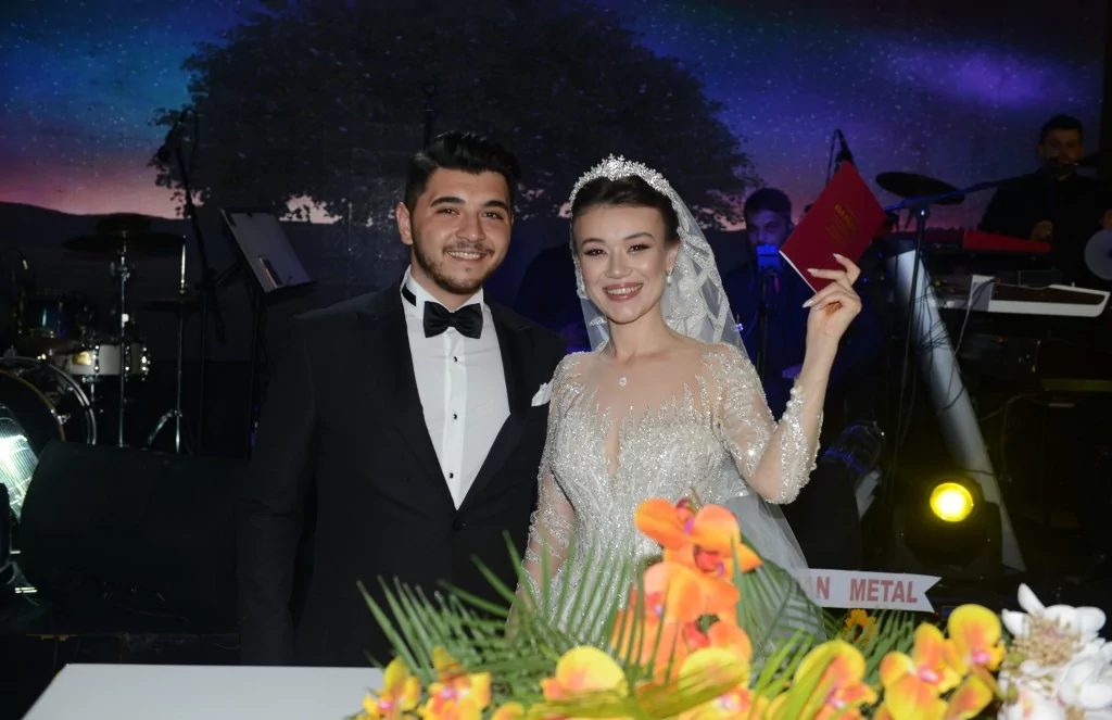 Mutluluk dolu gece  İmran Özger ve Batuhan Acar