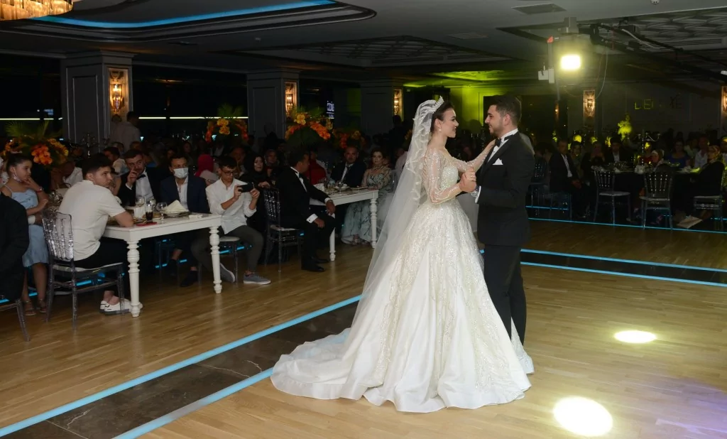 Mutluluk dolu gece  İmran Özger ve Batuhan Acar