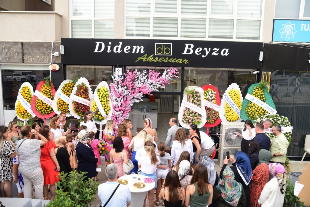 DB Aksesuar'dan ışıltılı açılış