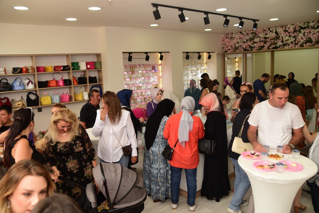 DB Aksesuar'dan ışıltılı açılış