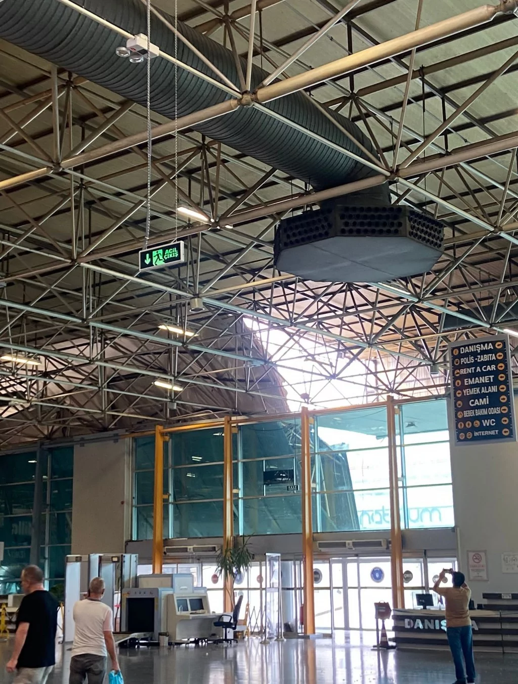 Bursa'da yıldırım otobüs terminaline düştü...Çatı çöktü.. Ağaçlar yıkıldı