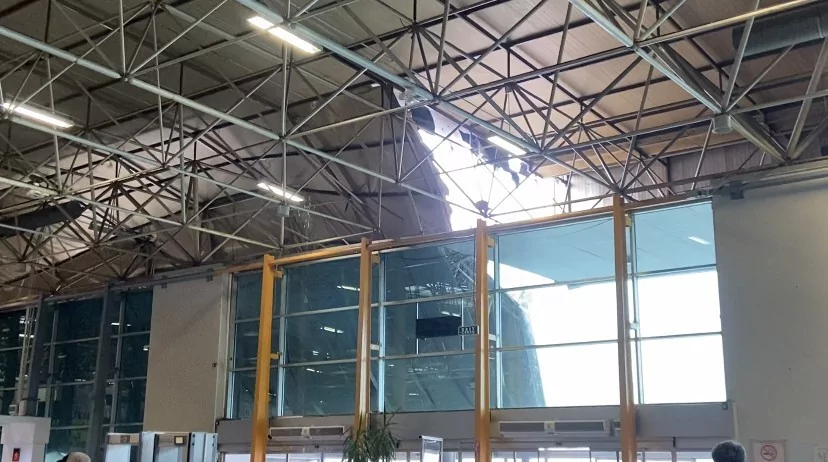 Bursa'da yıldırım otobüs terminaline düştü...Çatı çöktü.. Ağaçlar yıkıldı