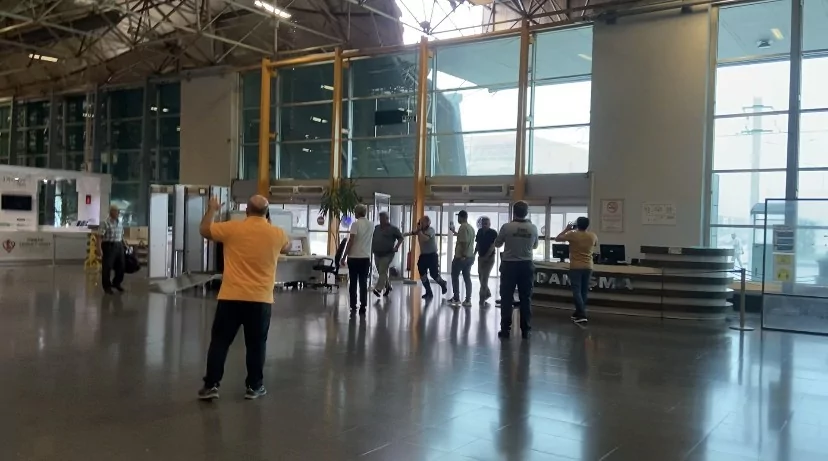 Bursa'da yıldırım otobüs terminaline düştü...Çatı çöktü.. Ağaçlar yıkıldı