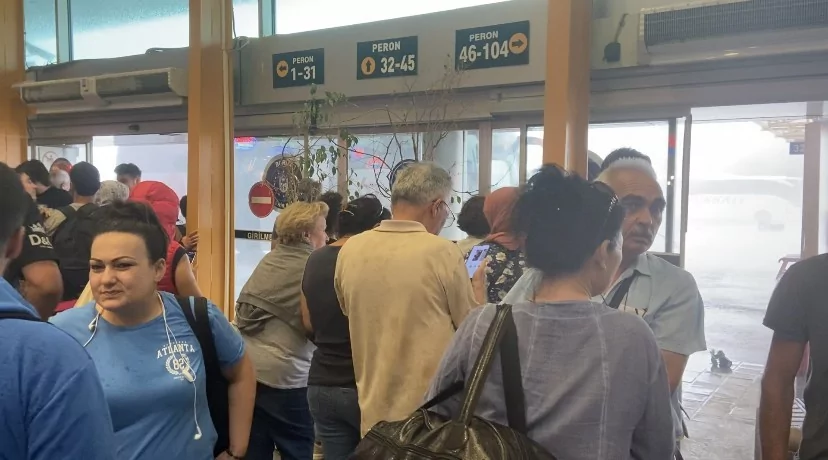 Bursa'da yıldırım otobüs terminaline düştü...Çatı çöktü.. Ağaçlar yıkıldı