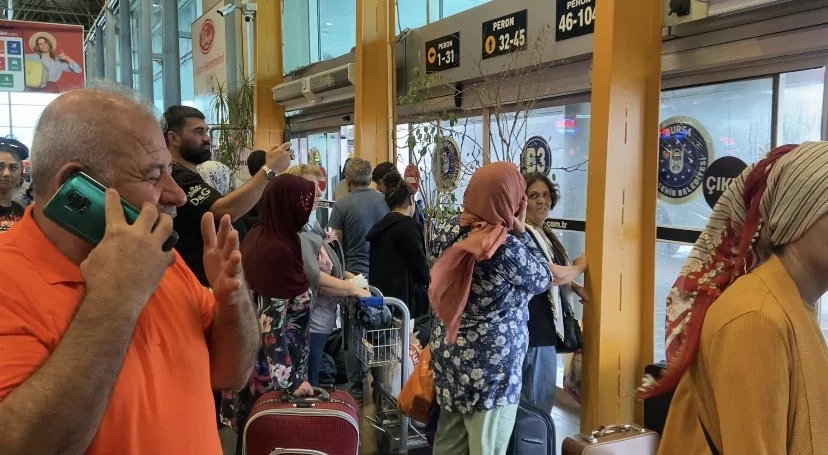 Bursa'da yıldırım otobüs terminaline düştü...Çatı çöktü.. Ağaçlar yıkıldı