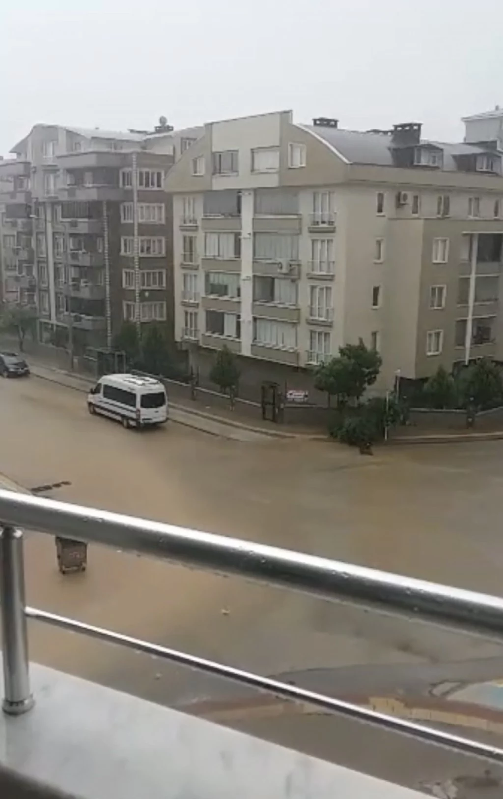 Bursa'da yıldırım otobüs terminaline düştü...Çatı çöktü.. Ağaçlar yıkıldı