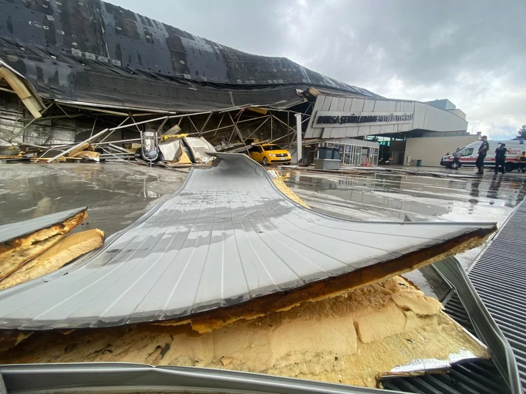 Bursa'da yıldırım otobüs terminaline düştü...Çatı çöktü.. Ağaçlar yıkıldı