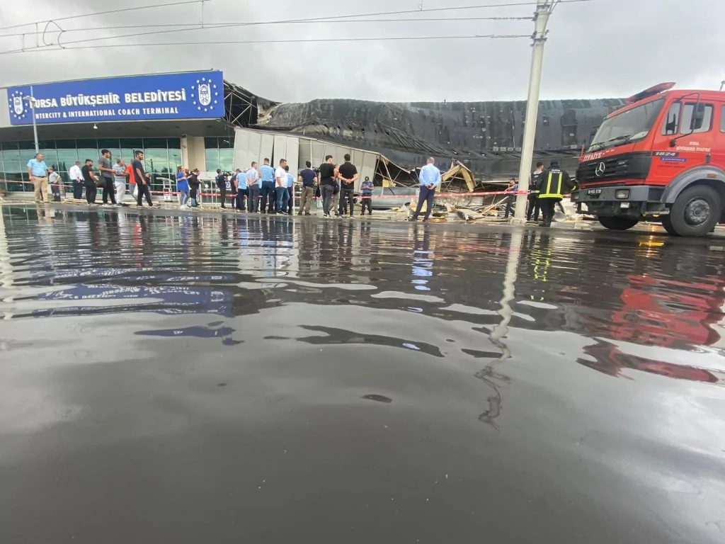 Bursa'da yıldırım otobüs terminaline düştü...Çatı çöktü.. Ağaçlar yıkıldı