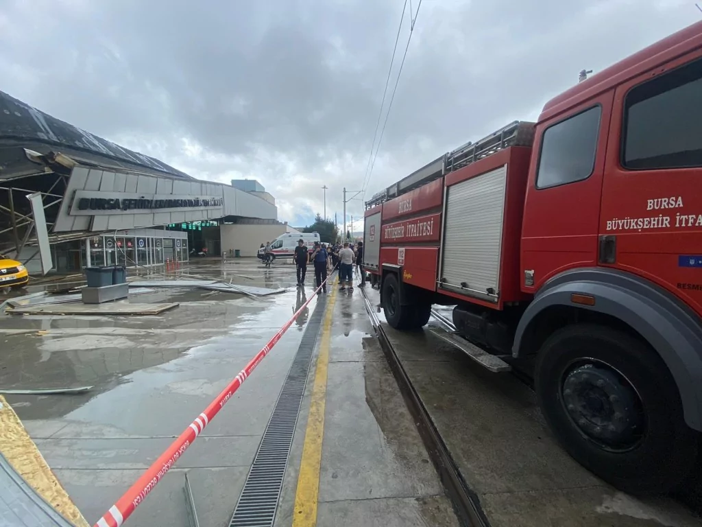 Bursa'da yıldırım otobüs terminaline düştü...Çatı çöktü.. Ağaçlar yıkıldı