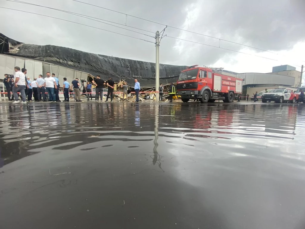 Bursa'da yıldırım otobüs terminaline düştü...Çatı çöktü.. Ağaçlar yıkıldı