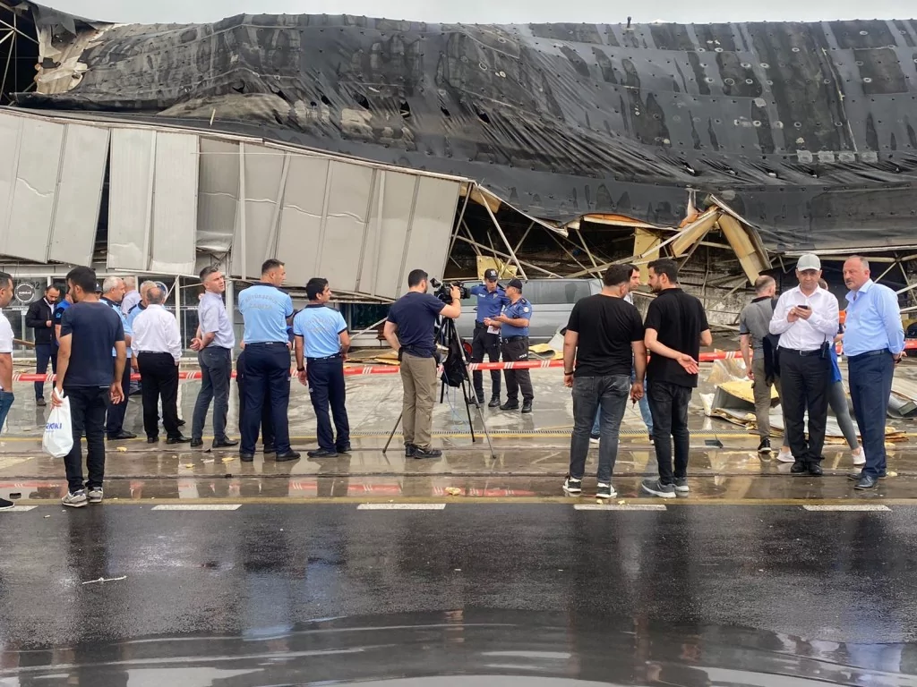 Bursa'da yıldırım otobüs terminaline düştü...Çatı çöktü.. Ağaçlar yıkıldı