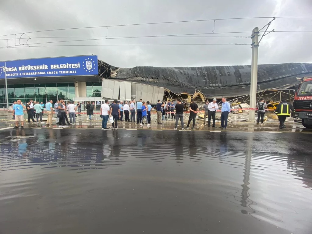 Bursa'da yıldırım otobüs terminaline düştü...Çatı çöktü.. Ağaçlar yıkıldı