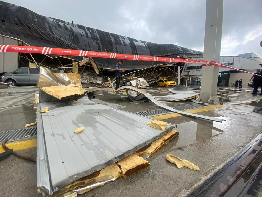 Bursa'da yıldırım otobüs terminaline düştü...Çatı çöktü.. Ağaçlar yıkıldı