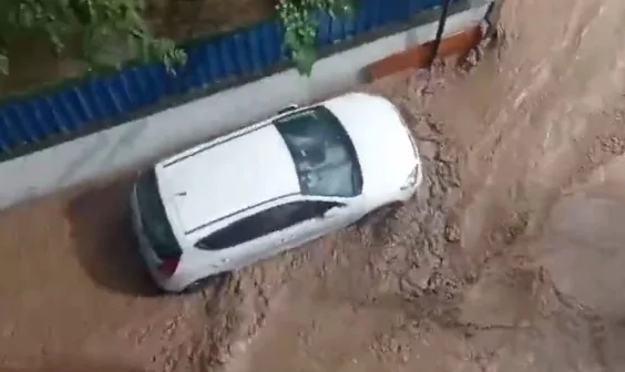 Bursa'da yıldırım otobüs terminaline düştü...Çatı çöktü.. Ağaçlar yıkıldı