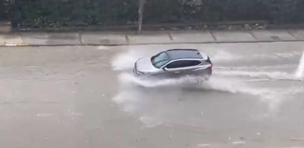 Bursa'da yıldırım otobüs terminaline düştü...Çatı çöktü.. Ağaçlar yıkıldı