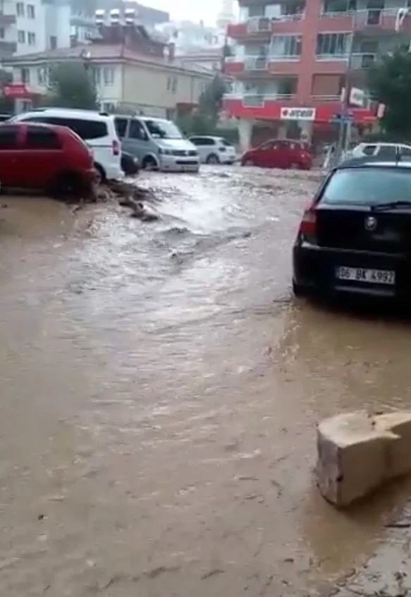 Bursa'da yıldırım otobüs terminaline düştü...Çatı çöktü.. Ağaçlar yıkıldı