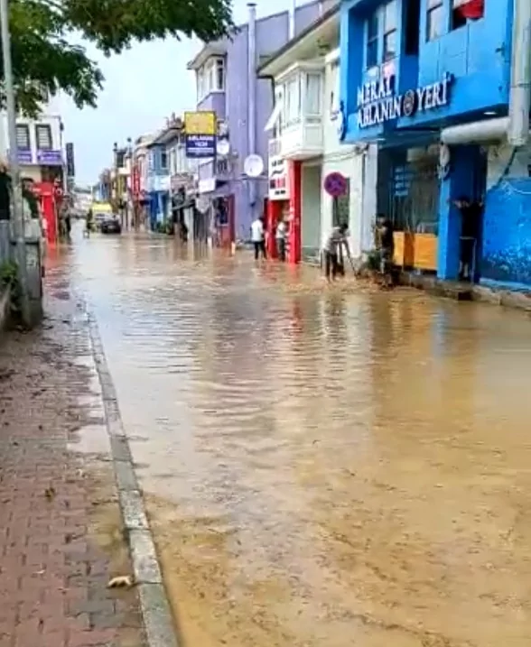 Bursa'da yıldırım otobüs terminaline düştü...Çatı çöktü.. Ağaçlar yıkıldı