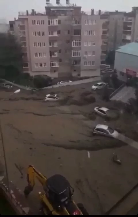 Bursa'da yıldırım otobüs terminaline düştü...Çatı çöktü.. Ağaçlar yıkıldı