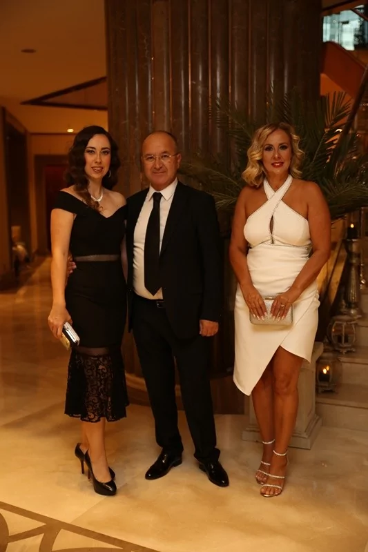 Dokuz şahitli nikah! Balayı Maldivler'de