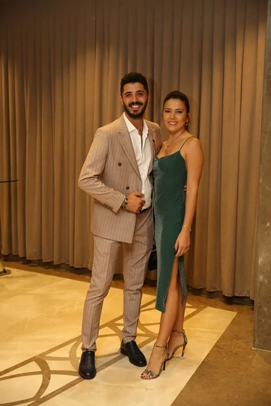 Dokuz şahitli nikah! Balayı Maldivler'de