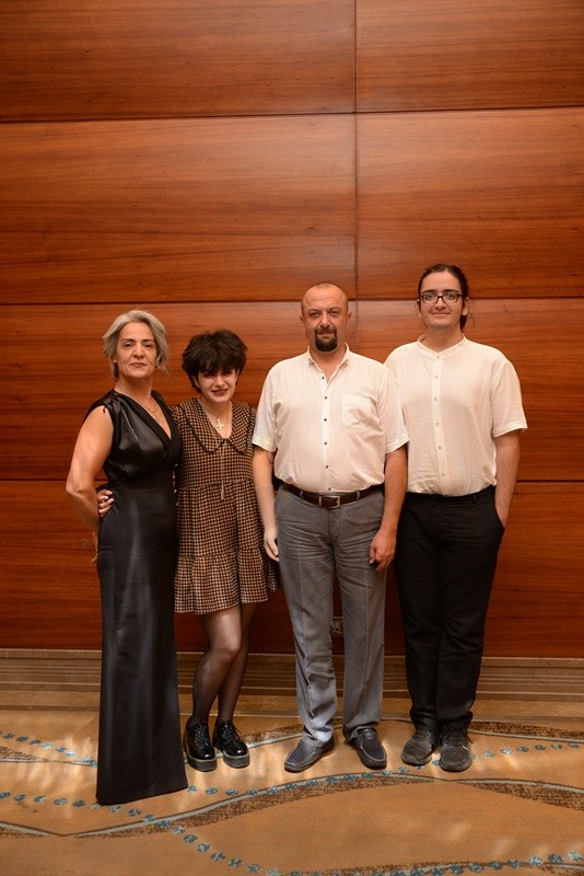 Dokuz şahitli nikah! Balayı Maldivler'de