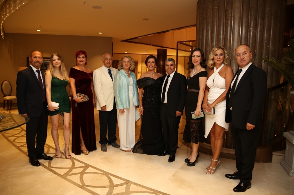 Dokuz şahitli nikah! Balayı Maldivler'de