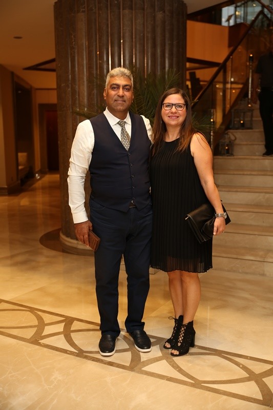 Dokuz şahitli nikah! Balayı Maldivler'de