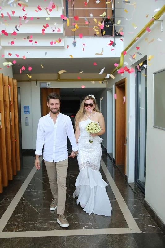 Dokuz şahitli nikah! Balayı Maldivler'de