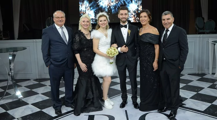 Dokuz şahitli nikah! Balayı Maldivler'de