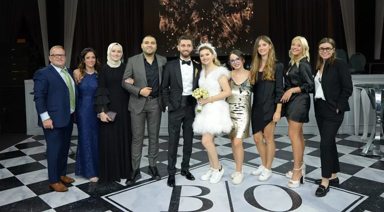 Dokuz şahitli nikah! Balayı Maldivler'de