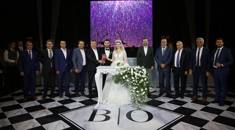 Dokuz şahitli nikah! Balayı Maldivler'de