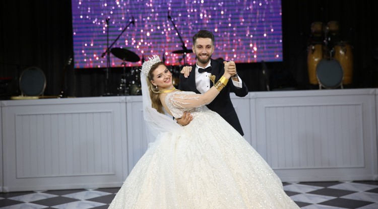 Dokuz şahitli nikah! Balayı Maldivler'de