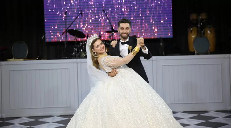 Dokuz şahitli nikah! Balayı Maldivler'de