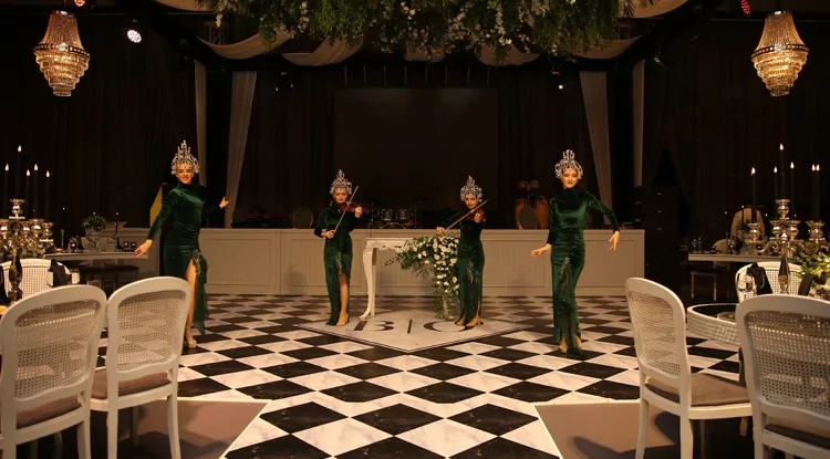 Dokuz şahitli nikah! Balayı Maldivler'de