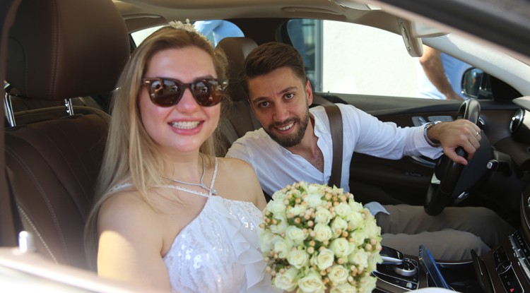 Dokuz şahitli nikah! Balayı Maldivler'de