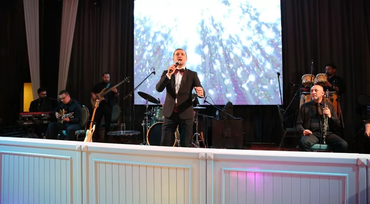 Dokuz şahitli nikah! Balayı Maldivler'de