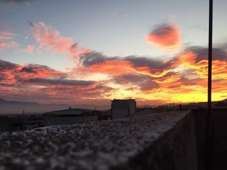 Bursa'da güneşle bulutlar kartpostallık görüntüler oluşturdu