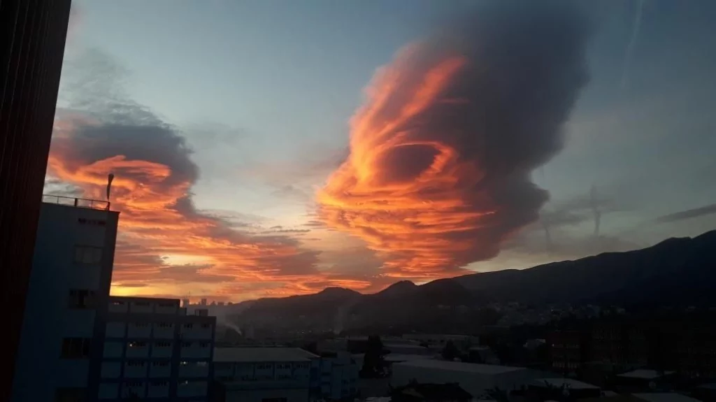 Bursa'da güneşle bulutlar kartpostallık görüntüler oluşturdu