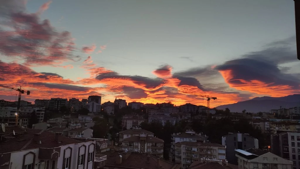 Bursa'da güneşle bulutlar kartpostallık görüntüler oluşturdu