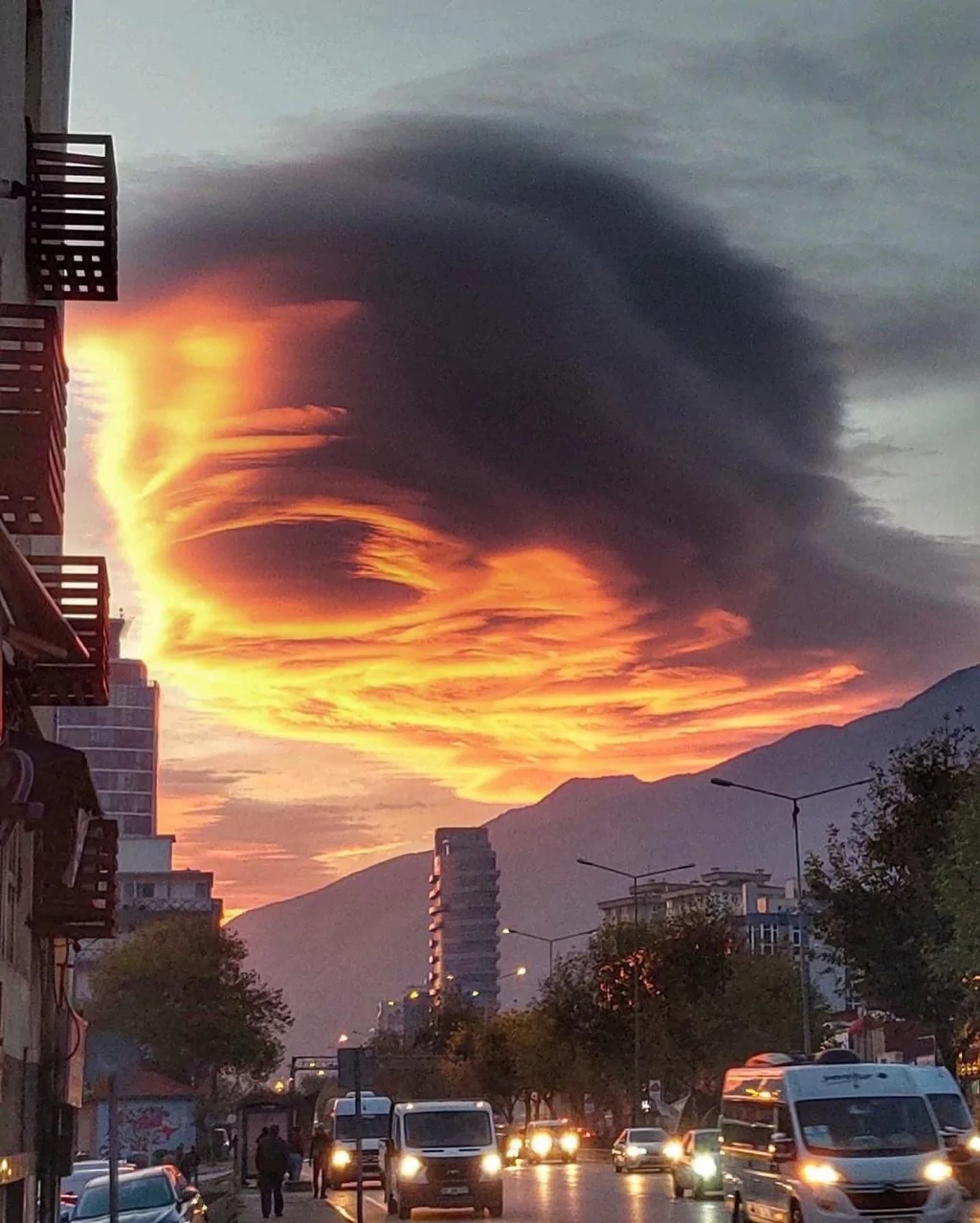 Bursa'da güneşle bulutlar kartpostallık görüntüler oluşturdu