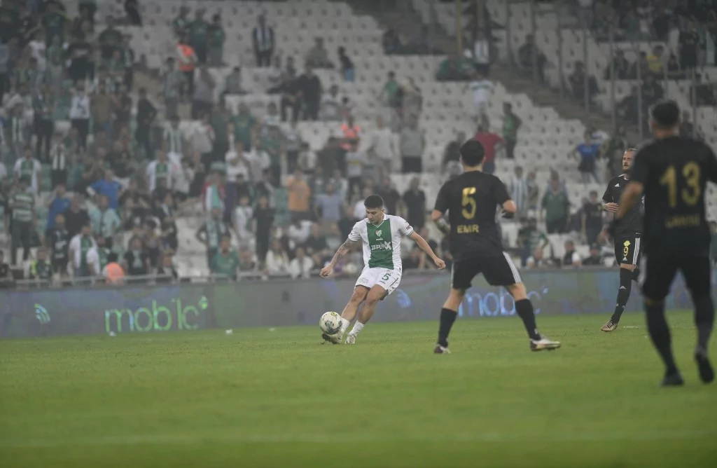 Bursaspor Esenler Erokspor maçının fotoğraflı hikayesi